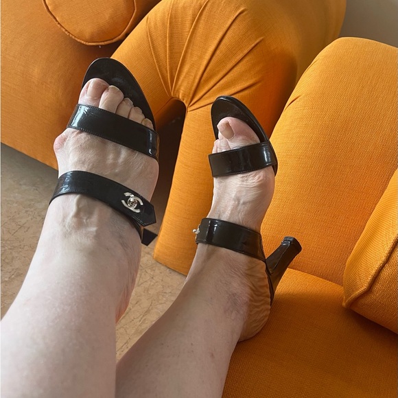 CHANEL BLACK LOGO HEELS - Picture 3 of 7